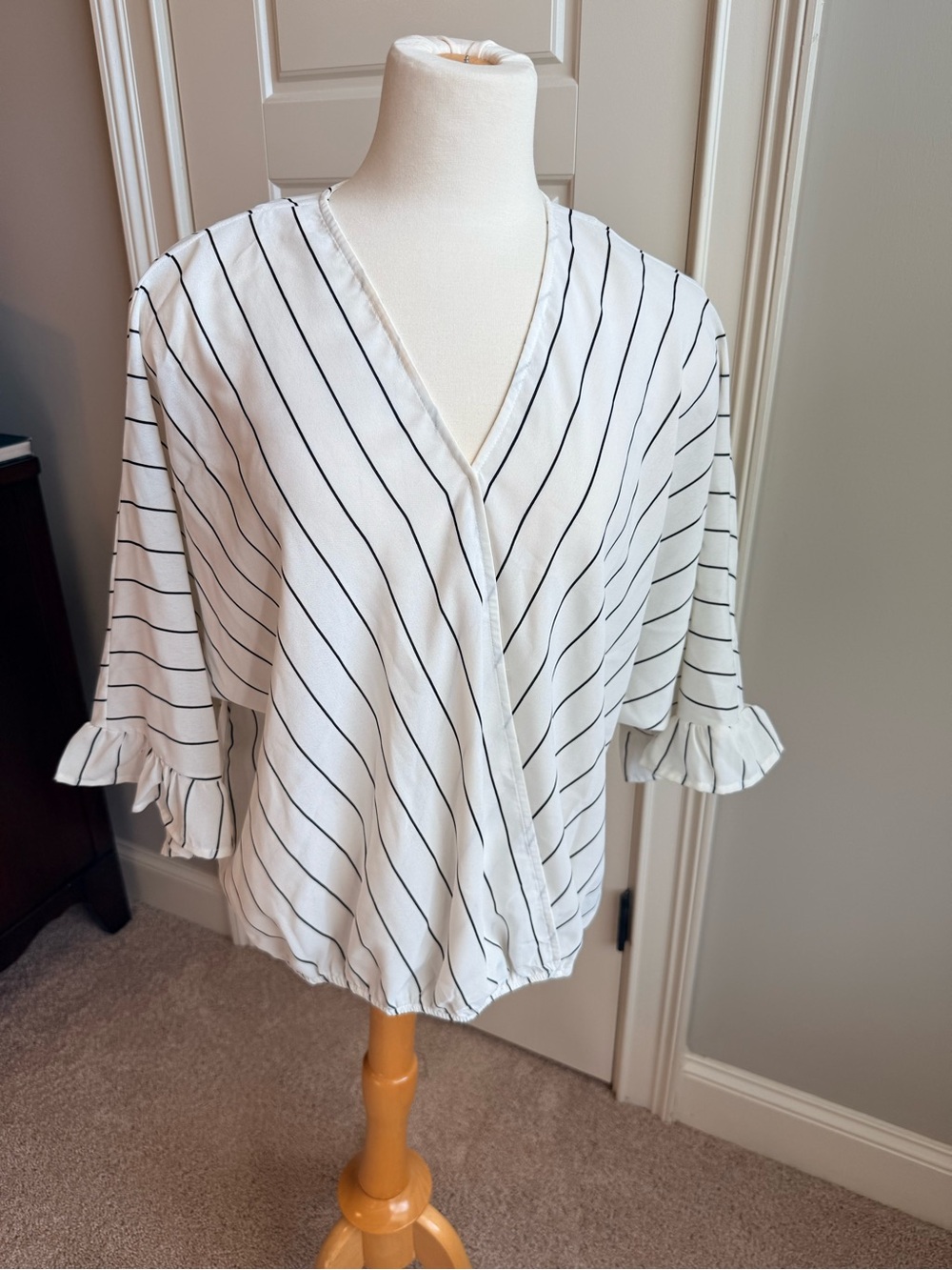 NWT Andree by Unit White & Black Pinstripe Ruffle Sleeve Top Size Small